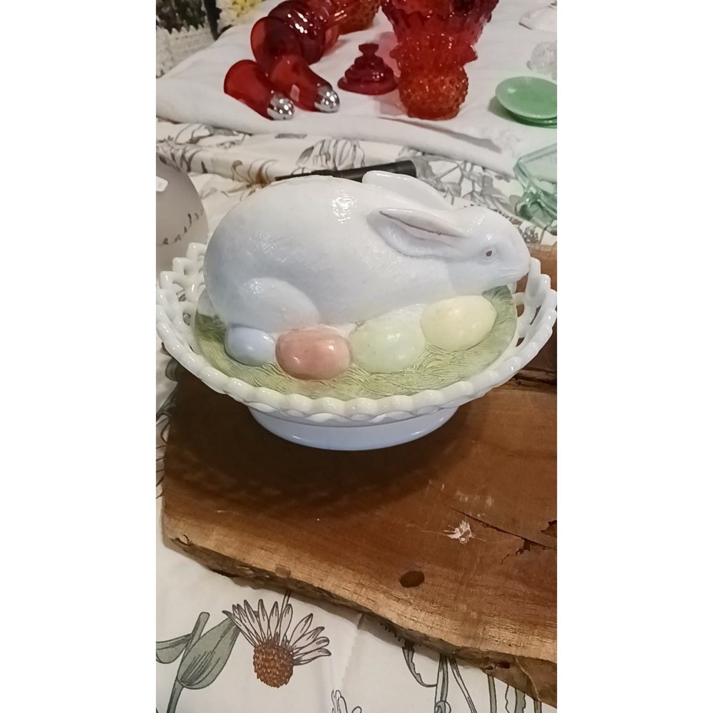 81. Westmoreland Vintage Glass Easter Bunny on nest w eggs HON